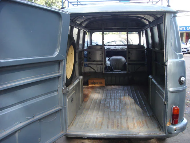 Black and White Garage - 1957 Alfa Romeo Romeo 2 Furgone